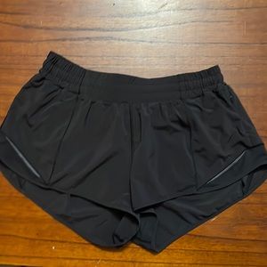 black lululemon 2.5 inch hotty hot